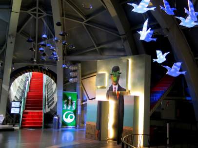 El Atomium celebra sus 60 años con una exposición en 3D de René Magritte.