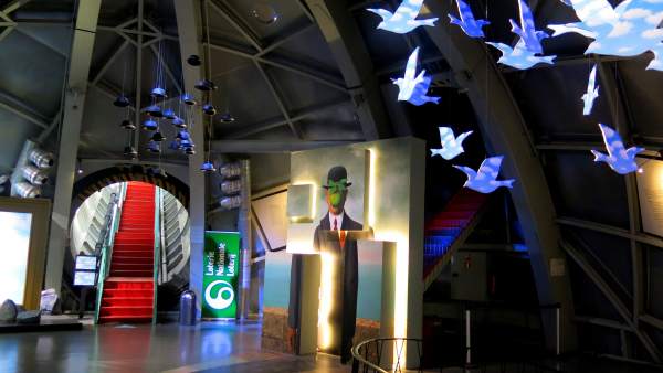 El Atomium celebra sus 60 años con una exposición en 3D de René Magritte. El Atomium celebra sus 60 años con una exposición en 3D de René Magritte.