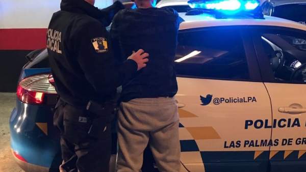 La Policía Local de Las Palmas de Gran Canaria durante una detención (recurso) La Policía Local de Las Palmas de Gran Canaria durante una detención (recurso)