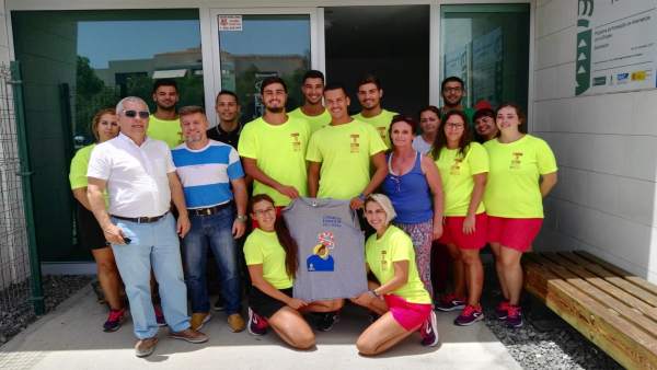 Sebastián Quintana con los jóvenes que se forman como socorristas en Maspalomas Sebastián Quintana con los jóvenes que se forman como socorristas en Maspalomas