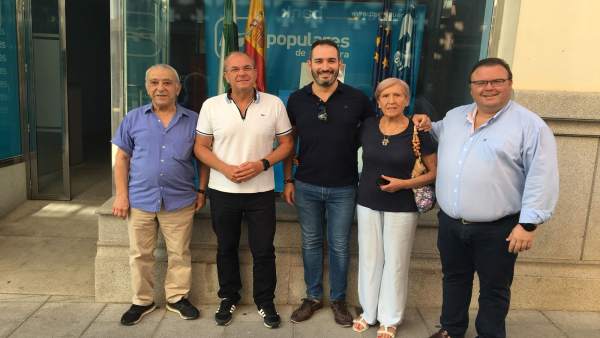 Monago, en su visita a la sede del PP de Castuera. Monago, en su visita a la sede del PP de Castuera.