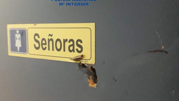 Puerta del baño donde se refugió la agresora. Puerta del baño donde se refugió la agresora.