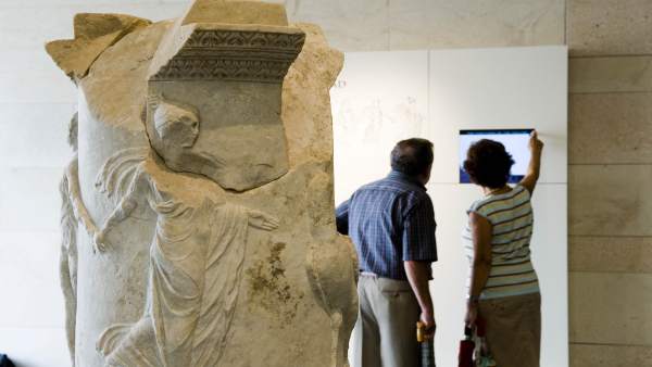 Imagen de visitantes en el Museo Teatro Romano de Cartagena Imagen de visitantes en el Museo Teatro Romano de Cartagena