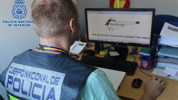 Un agente de Policía Nacional en Almería Un agente de Policía Nacional en Almería