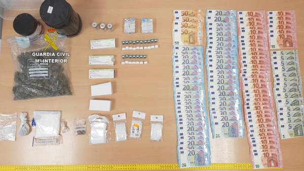 Drogas y dinero en efectivo incautados por la Guardia Civil en Magaluf Drogas y dinero en efectivo incautados por la Guardia Civil en Magaluf
