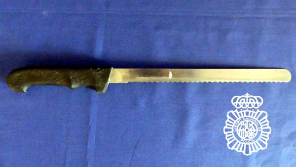 Cuchillo ocupado a uno de los detenidos. Cuchillo ocupado a uno de los detenidos.