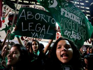 Mujeres argentinas a favor de la despenalización del aborto.