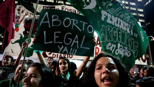 Mujeres argentinas a favor de la despenalización del aborto. Mujeres argentinas a favor de la despenalización del aborto.
