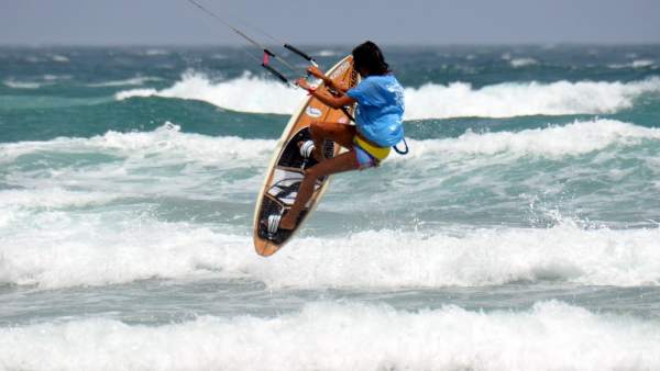 Imagen de archivo de un deportista practicando kitesurf Imagen de archivo de un deportista practicando kitesurf