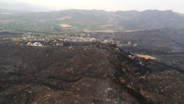 L'incendi de Llutxent arrasa 3.270,6 hectàrees i afecta a set municipis L'incendi de Llutxent arrasa 3.270,6 hectàrees i afecta a set municipis