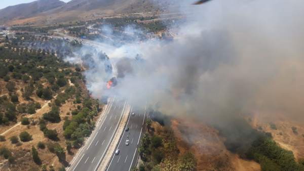 Incendio en torremolinos málaga infoca forestal autovía cortada A7 Incendio en torremolinos málaga infoca forestal autovía cortada A7