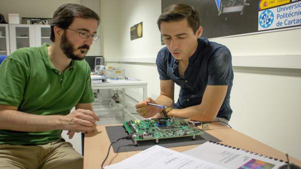 Jaime Gomez y Rafael Toledo con el prototipo de tarjeta procesadora Jaime Gomez y Rafael Toledo con el prototipo de tarjeta procesadora