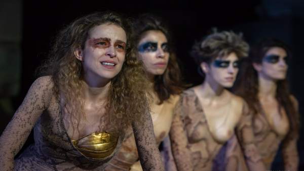 Silvia Abascal acompañada por el coro de Las Amazonas con el pecho descubierto Silvia Abascal acompañada por el coro de Las Amazonas con el pecho descubierto