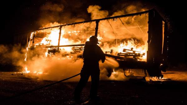 Los bomberos tratan de sofocar las llamas. Los bomberos tratan de sofocar las llamas.