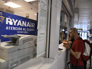 Viajeros en atención al cliente de Ryanair en Barajas