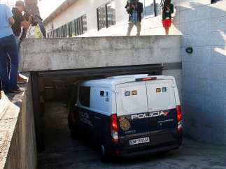 Los detenidos en la operación Barrancabermeja contra el tráfico de drogas llegan a los Juzgados de Vigo.