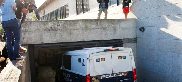 Los detenidos en la operación Barrancabermeja contra el tráfico de drogas llegan a los Juzgados de Vigo.