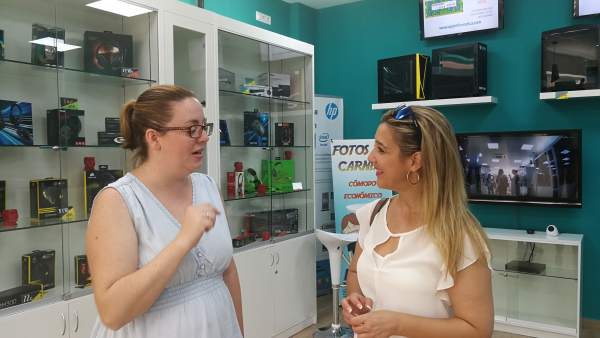 La alcaldesa de Alcalá de Guadaíra visita comercios de la avenida Santa Lucía La alcaldesa de Alcalá de Guadaíra visita comercios de la avenida Santa Lucía