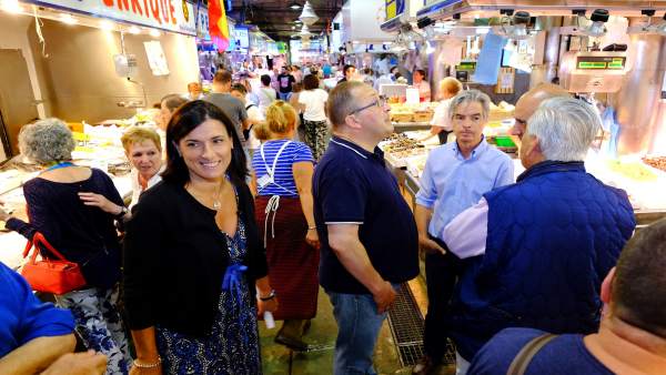 Alcaldesa de Santander en el Mercado de la Esperanza Alcaldesa de Santander en el Mercado de la Esperanza