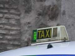 Una mujer se niega a pagar un viaje en taxi y el taxista la encierra en el coche y la lleva de vuelta
