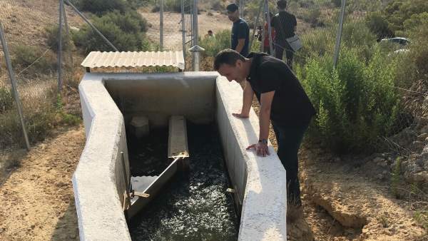 Carlos González observa la entrada de agua Carlos González observa la entrada de agua