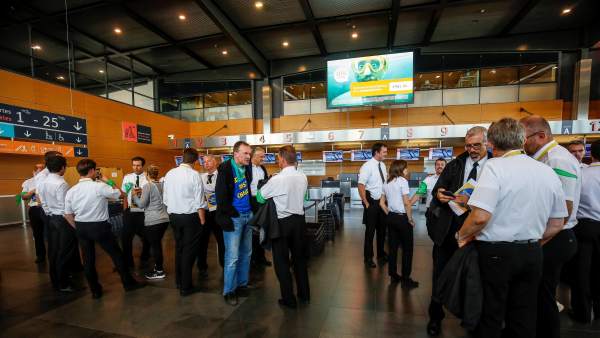 Pilotos de la aerolínea Ryanair en huelga en el aeropuerto de Charleroi en Bélgica Pilotos de la aerolínea Ryanair en huelga en el aeropuerto de Charleroi en Bélgica