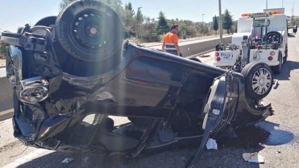 Valladolid.- Vehículo que ha volcado en la VA-20 esta mañana. Valladolid.- Vehículo que ha volcado en la VA-20 esta mañana.