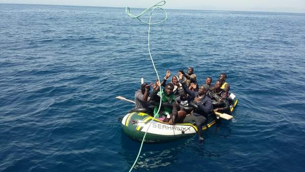 Patera con inmigrantes en el Estrecho Patera con inmigrantes en el Estrecho