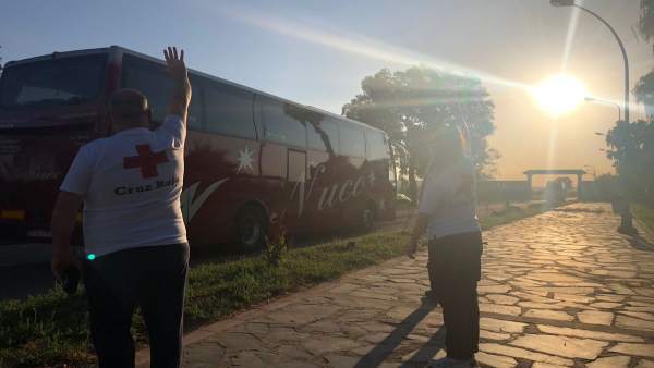 Volunarios de cruz roja despiden a los migrantes que parten de Mérida en autobús Volunarios de cruz roja despiden a los migrantes que parten de Mérida en autobús