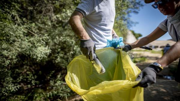 Recogida de residuos en la naturaleza Recogida de residuos en la naturaleza