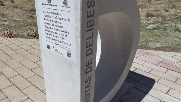 Monolito de Piedra de una de las rutas de Delibes Monolito de Piedra de una de las rutas de Delibes