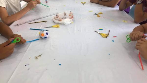 Niños haciendo manualidades en un hogar de acogida de Nuevo Futuro Niños haciendo manualidades en un hogar de acogida de Nuevo Futuro