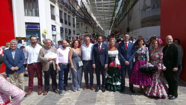 Carnero, junto a dirigentes socialistas en calle Larios Carnero, junto a dirigentes socialistas en calle Larios