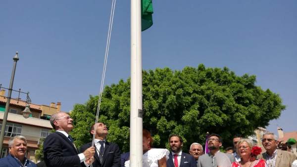 De la Torre y Olivares izan la bandera de Málaga De la Torre y Olivares izan la bandera de Málaga