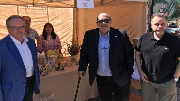 Jesús Oria inaugura la XIII Feria de la Miel de Campoo de Yuso Jesús Oria inaugura la XIII Feria de la Miel de Campoo de Yuso