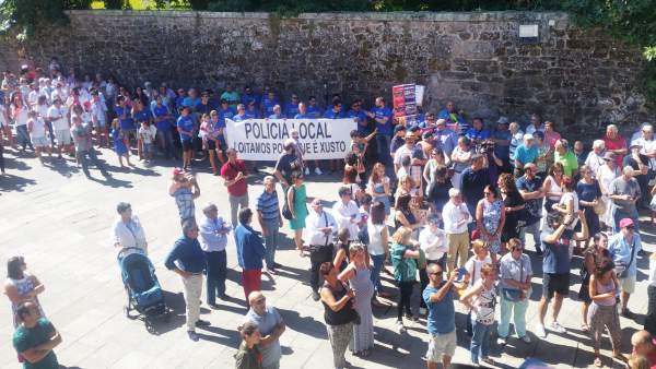 Protesta de la Policía Local durante la lectura del pregón de Pontevedra Protesta de la Policía Local durante la lectura del pregón de Pontevedra