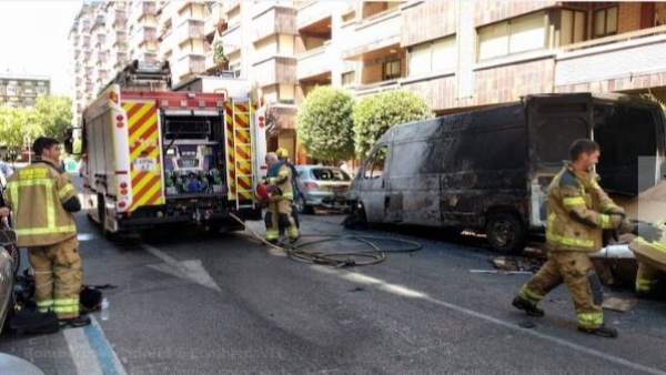 Valladolid.- Furgoneta calcinada por las llamas el viernes en Domingo Martínez Valladolid.- Furgoneta calcinada por las llamas el viernes en Domingo Martínez