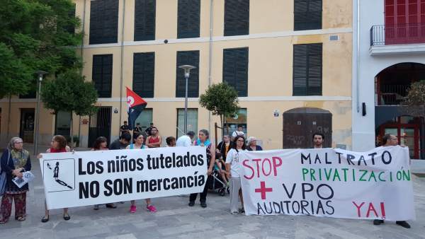 Movilización contra los desahucios en Plaza Cort Movilización contra los desahucios en Plaza Cort