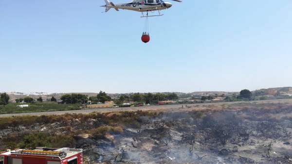 Un incendio de matorral en Almería. Un incendio de matorral en Almería.