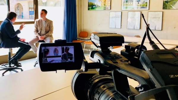Fotografía de una de las entrevistas a profesionales de la Ingeniería Fotografía de una de las entrevistas a profesionales de la Ingeniería