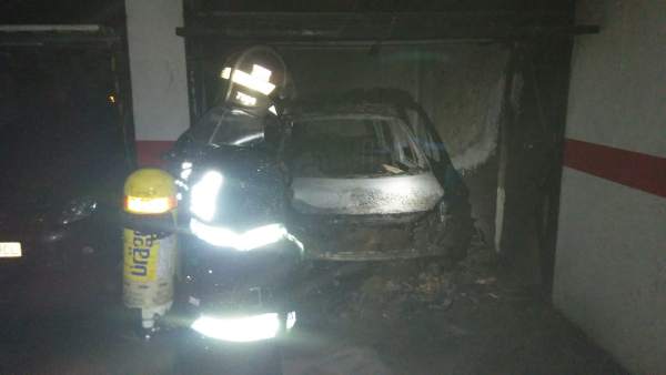 Los bomberos, trabajando para sofocar el incendio que calcinó el coche Los bomberos, trabajando para sofocar el incendio que calcinó el coche