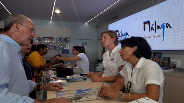De la Torre, alcalde de Málaga, en un punto de información turísica De la Torre, alcalde de Málaga, en un punto de información turísica