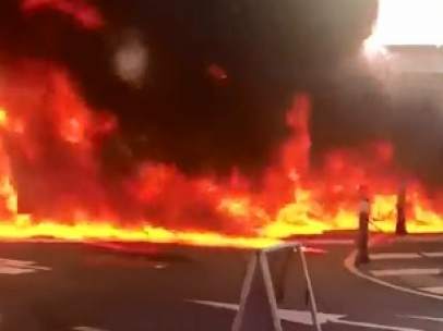 Un coche en llamas provoca el pánico en Puerto Banús