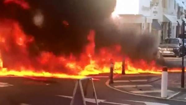 Un coche en llamas provoca el pánico en Puerto Banús Un coche en llamas provoca el pánico en Puerto Banús