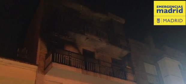 Hombre provoca incendio en vivienda de Villaverde al quemarse a lo bonzo