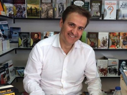 Manuel Erice, corresponsal del ABC, en una firma de libros.