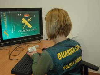 Agente de la Guardia Civil en una imagen de archivo con tarjetas de crédito