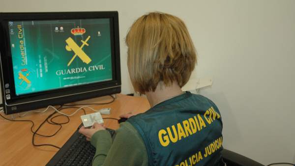 Agente de la Guardia Civil en una imagen de archivo con tarjetas de crédito Agente de la Guardia Civil en una imagen de archivo con tarjetas de crédito