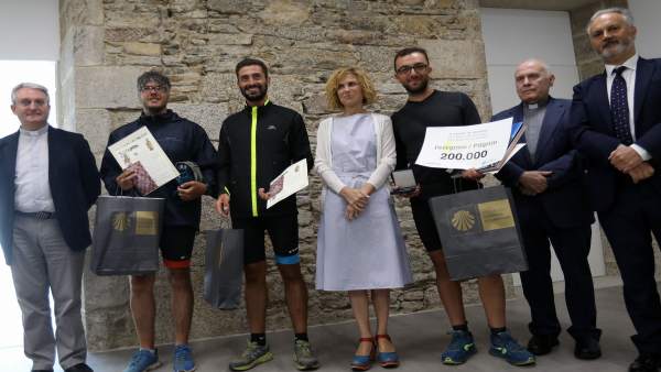 Nava Castro y Segundo Pérez reciben al peregrino 200.000 de 2018 Nava Castro y Segundo Pérez reciben al peregrino 200.000 de 2018