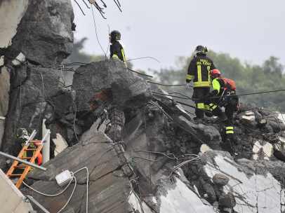 Servicios de rescate tras el derrumbe de un puente en Génova.